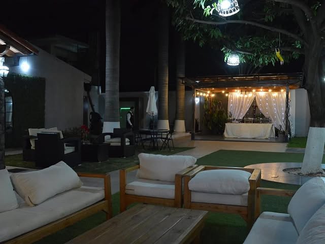 Área lounge nocturna con iluminación ambiente