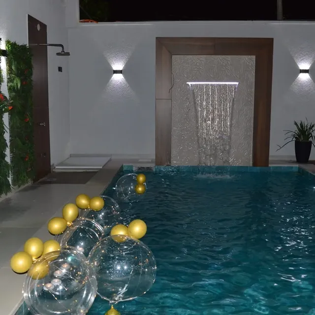Piscina con cascada y decoración elegante
